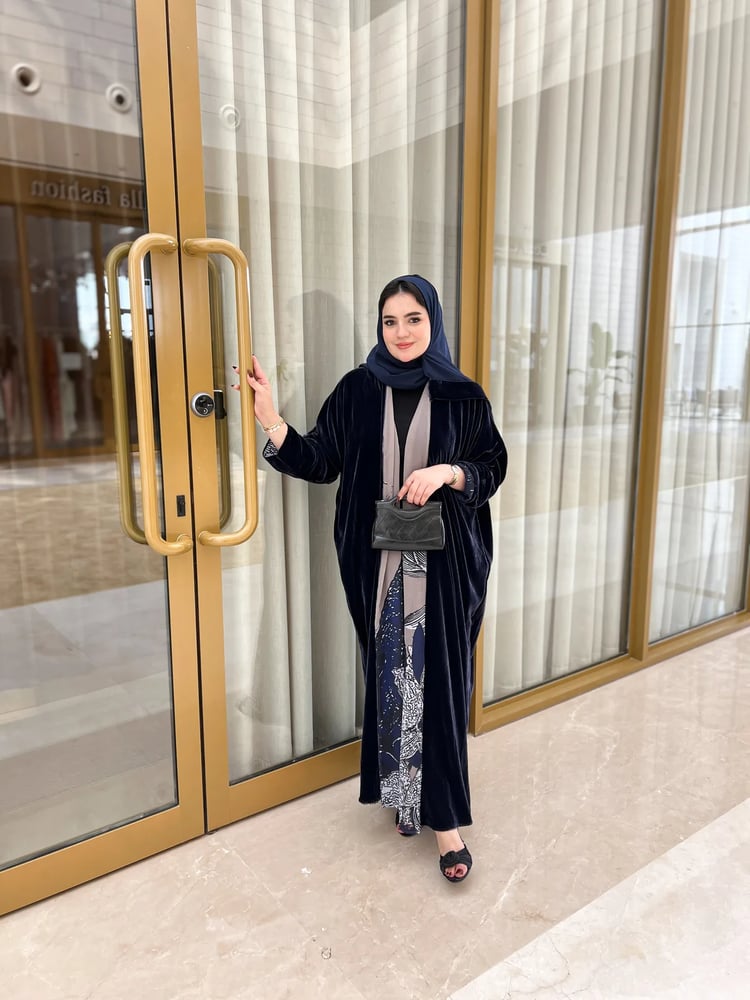 عباية مخمل كحلي مع تدخيلة حرير مشجر