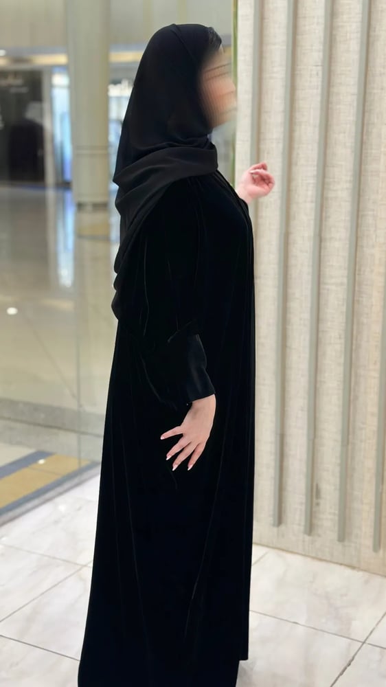 عباية مخمل طبيعي اسود قصه نص فراشة