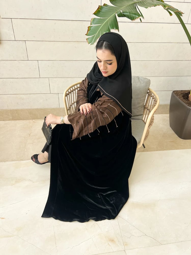 عباية مخمل كم واسع قصة فراشة مطرزة