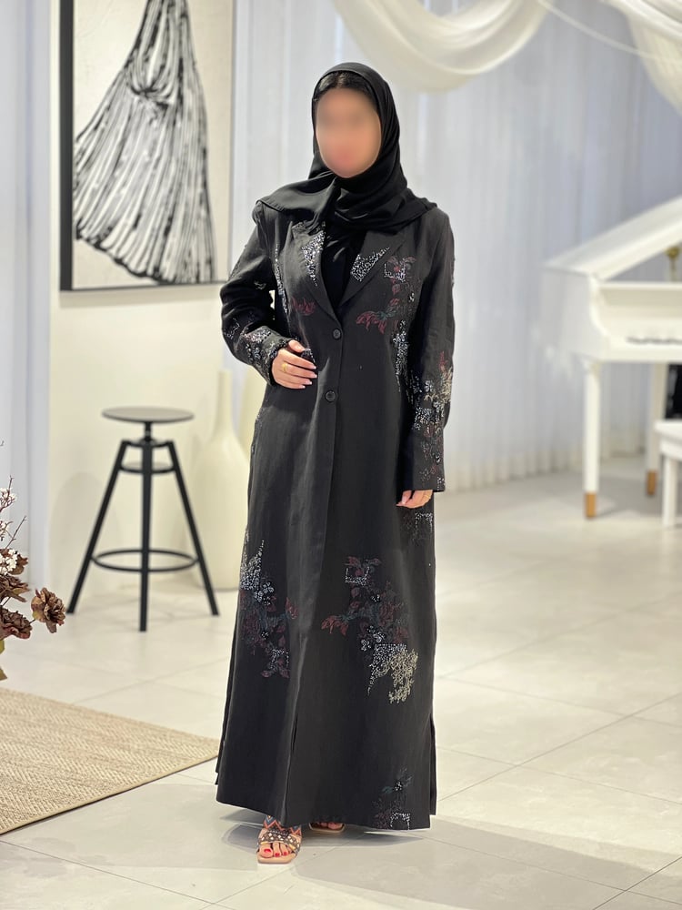 عباية سوداء مطرزة
