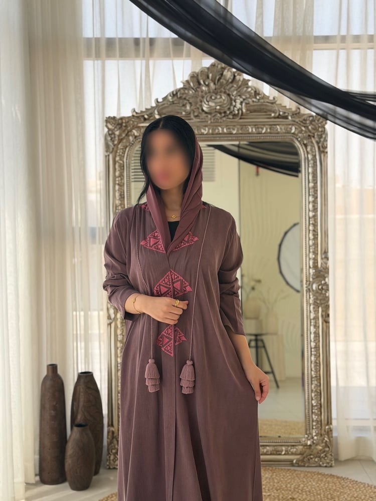عباية حرير ياباني كلوش بتطريز وردي وشك يدوي مع هدب