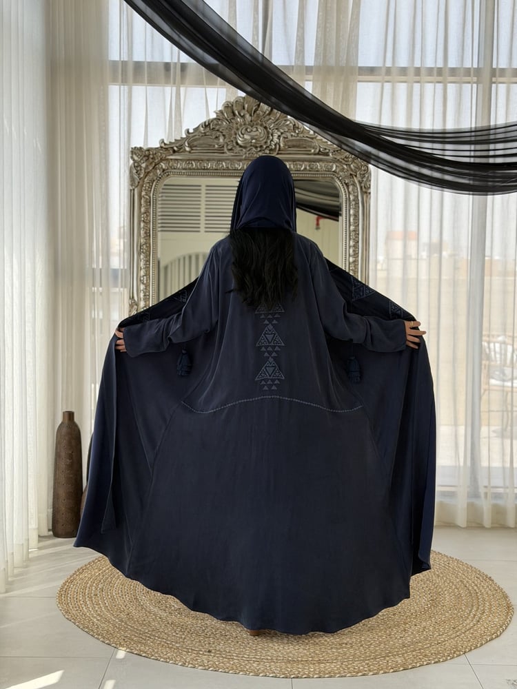 عباية حرير ياباني كلوش بتطريز وردي وشك يدوي مع هدب
