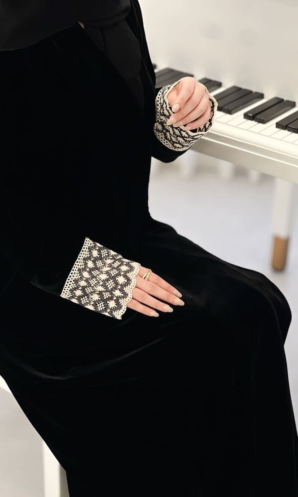 عباية مخمل ساده الاكمام كروشية