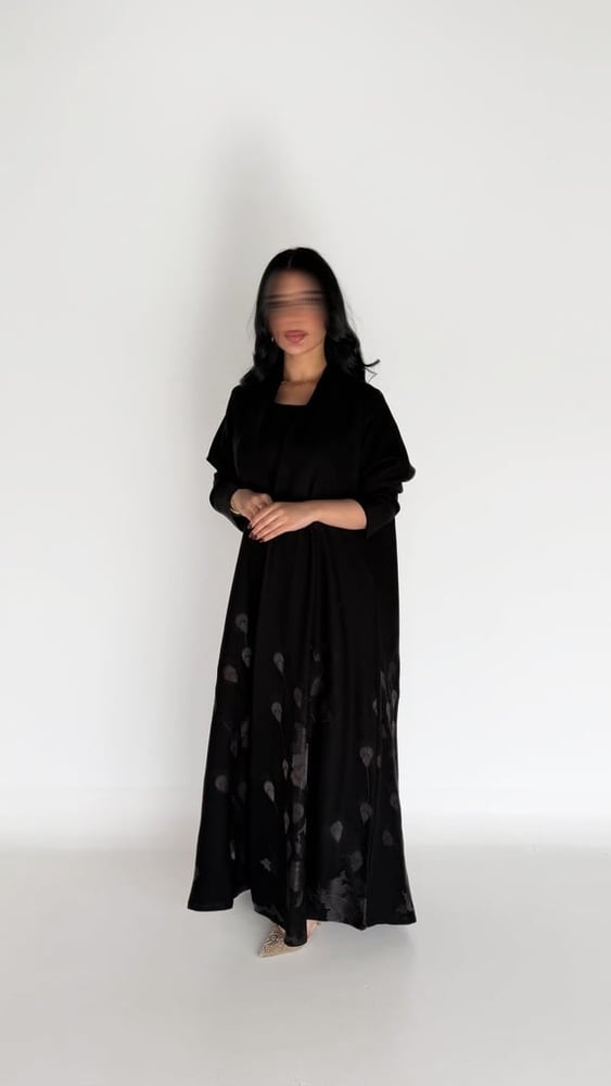 عباية كتان رسمات في الاسفل
