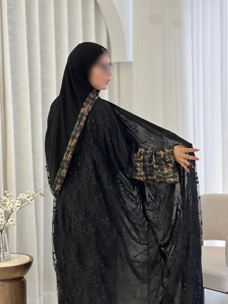 عباية سُلاف بشت دانتيل بتدخيلة الأكمام