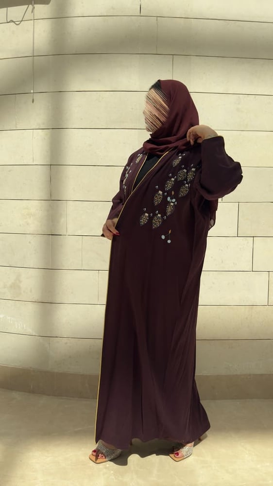 عباية كريب برغندي بتطريز ناعم على الصدر