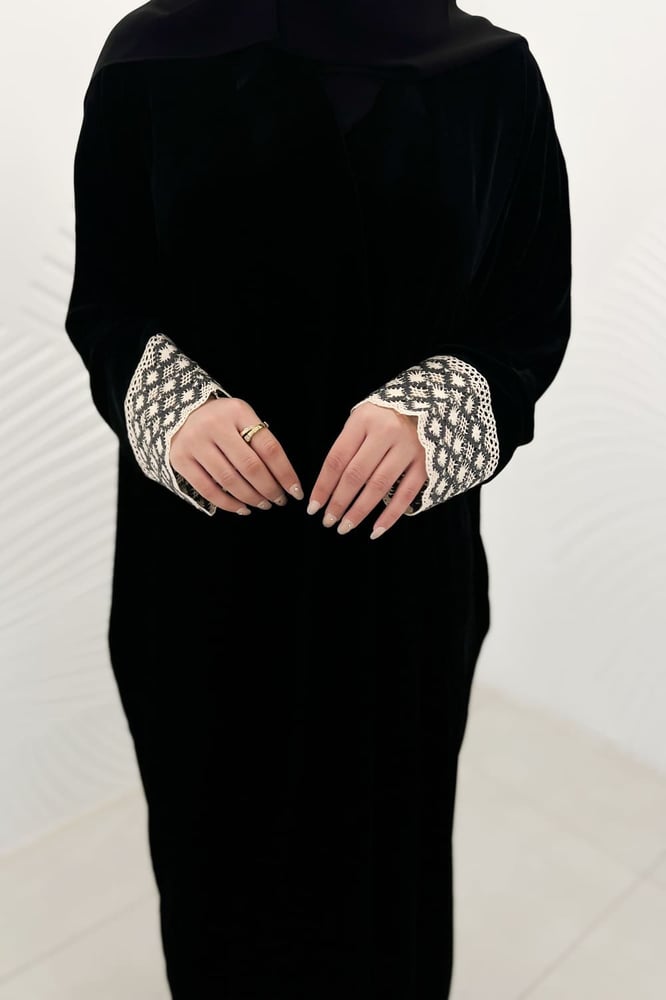 عباية مخمل ساده الاكمام كروشية