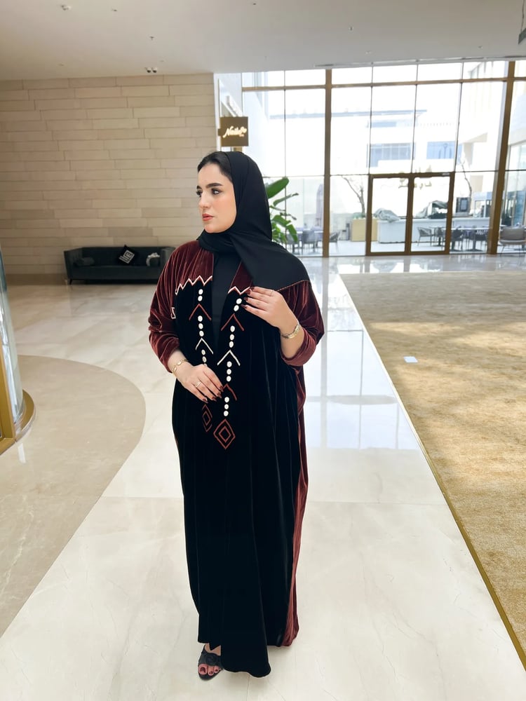 عباية مخمل طبيعي تدخيلة عنابي مطرزة
