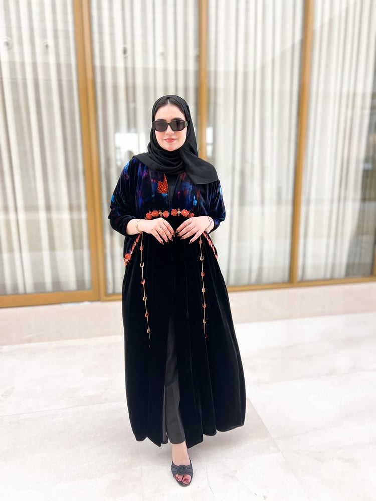 عباية مخمل أسود بتدخيلة ملونة وتطريز ورود مرجاني
