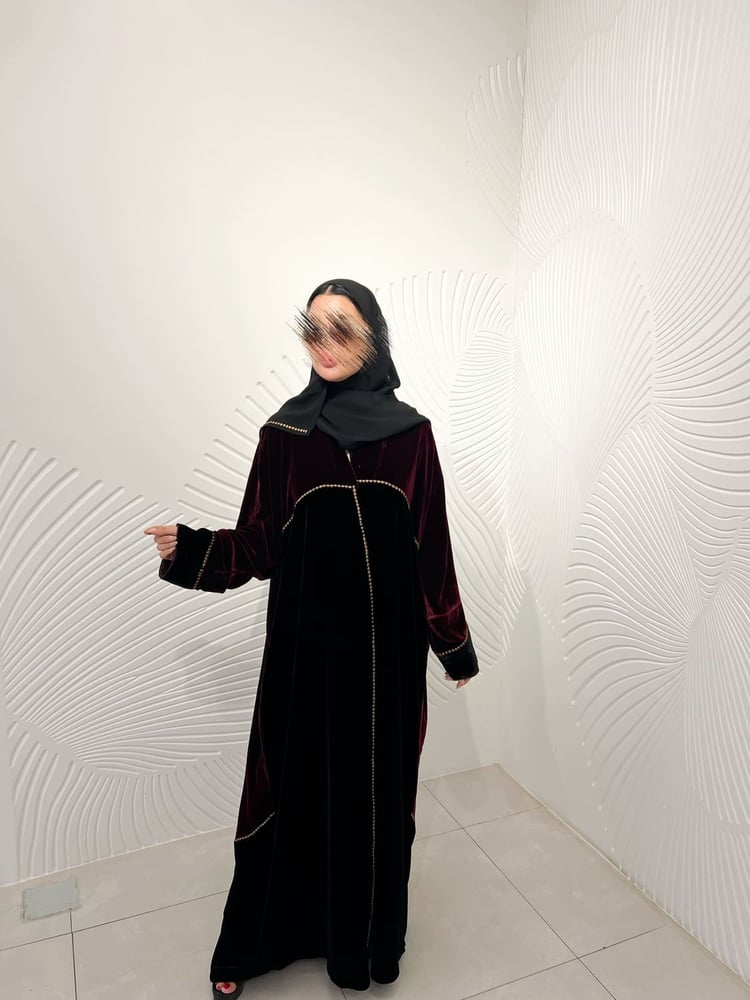 عباية مخمل تدخيلة برغاندي مع اسود تطريز