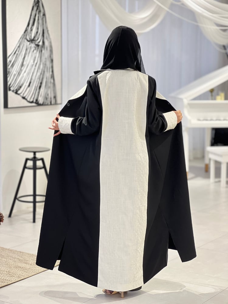 بليزر اسود الاكمام والخلف تطريز