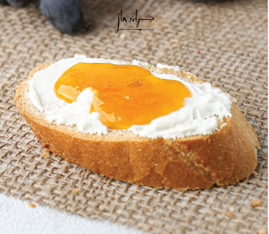 مربى مانجو مع رغيف خبز وكريمة طعم صحي ولذيذ