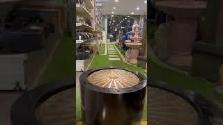 نافورة بيضاء مميزة باضاءة