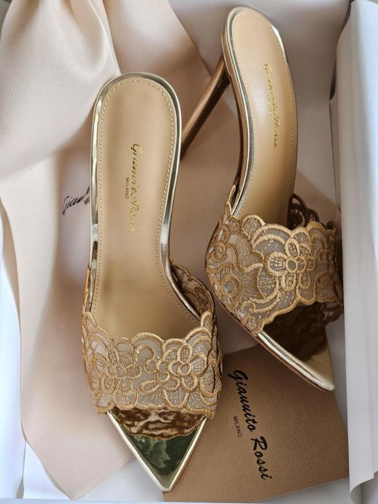 Golden heel lace