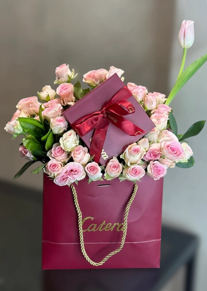 ساعة فخمة مع تنسيق الورد