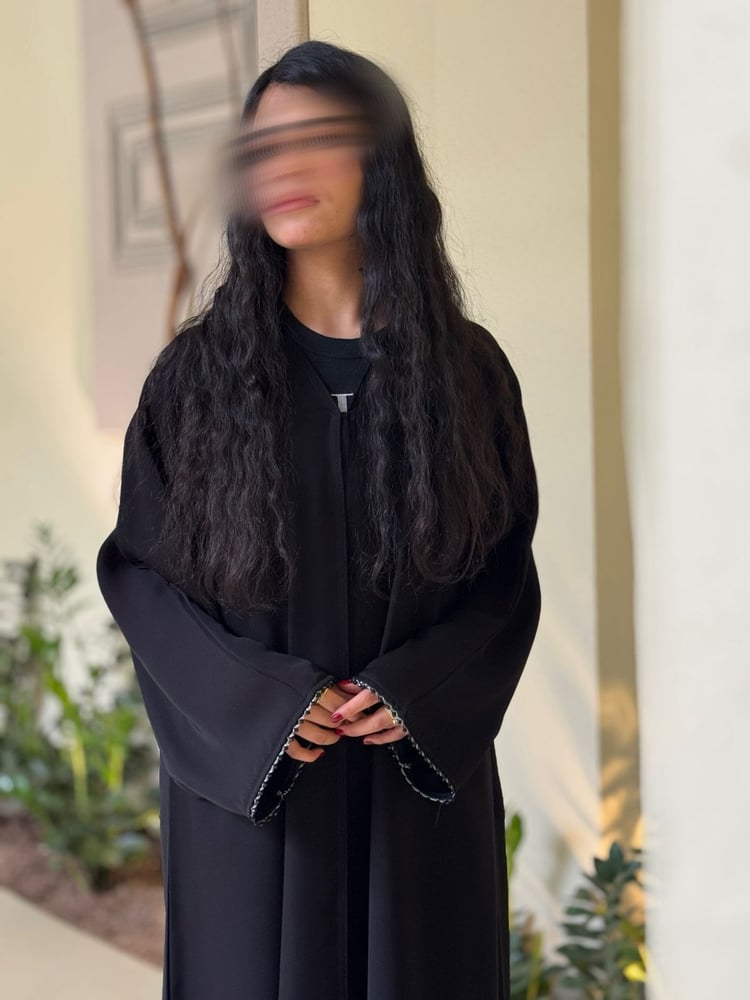 عبايه كلوش راقيه بتدخيله قيطان ابيض على الكم