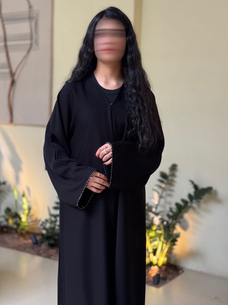 عبايه كلوش راقيه بتدخيله قيطان ابيض على الكم