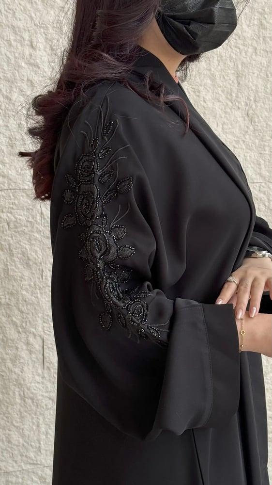 "عباية تطريز أسود لامع على الأكمام"