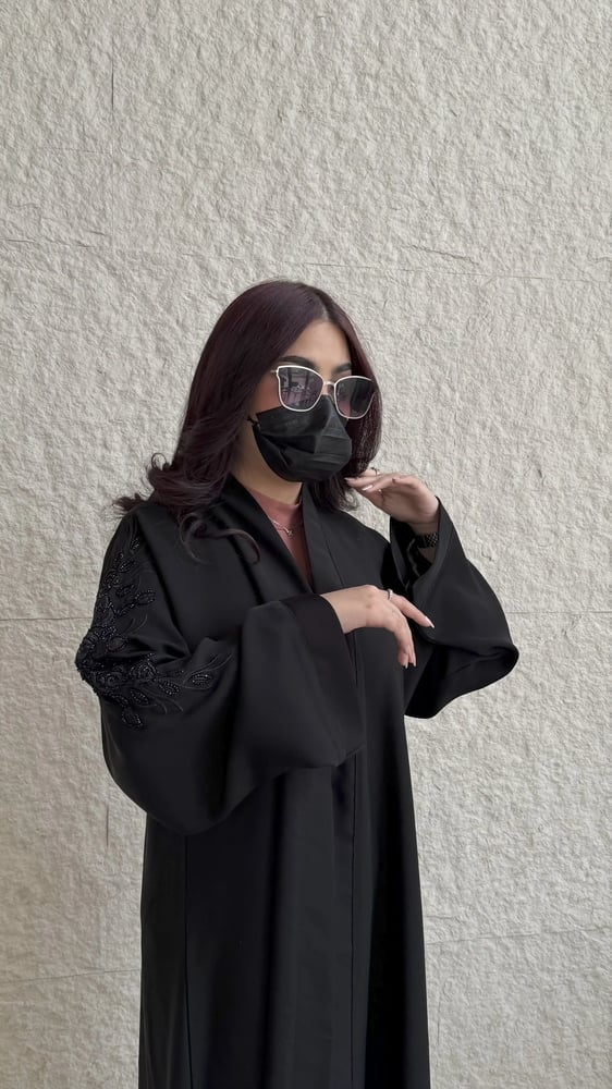 "عباية تطريز أسود لامع على الأكمام"