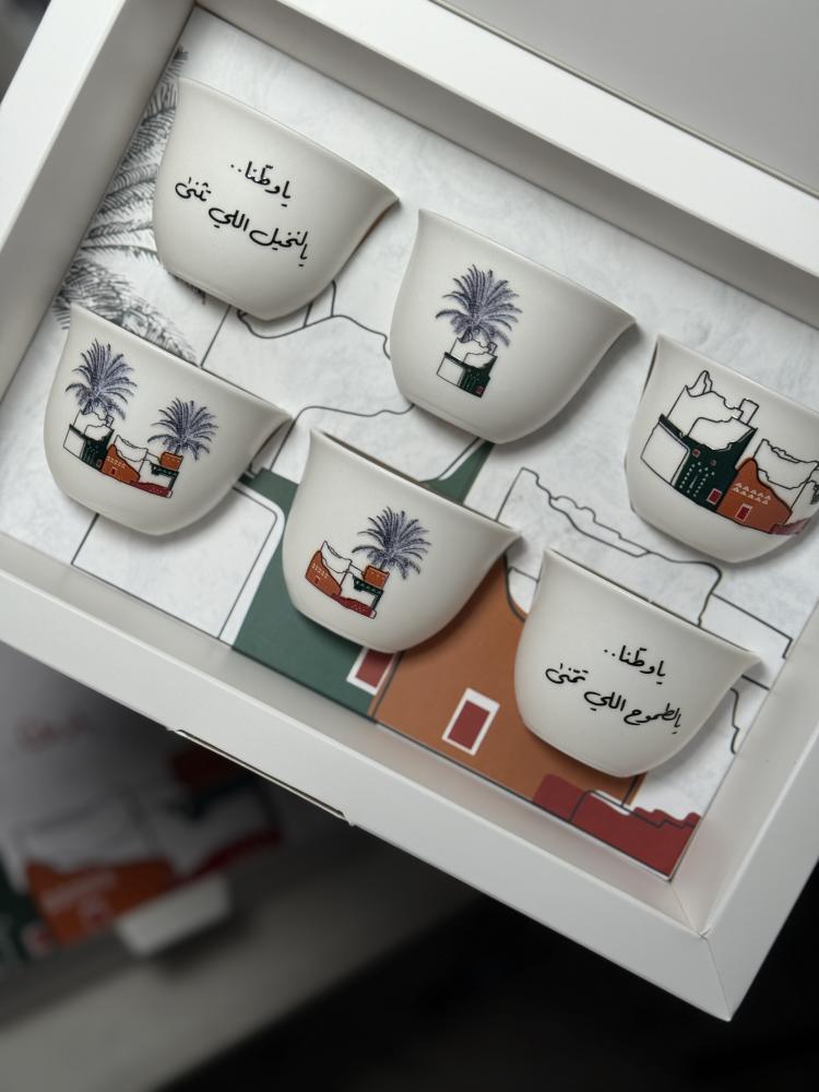توزيعات يوم التأسيس علبة رمادية وأبيض برسومات تراثية