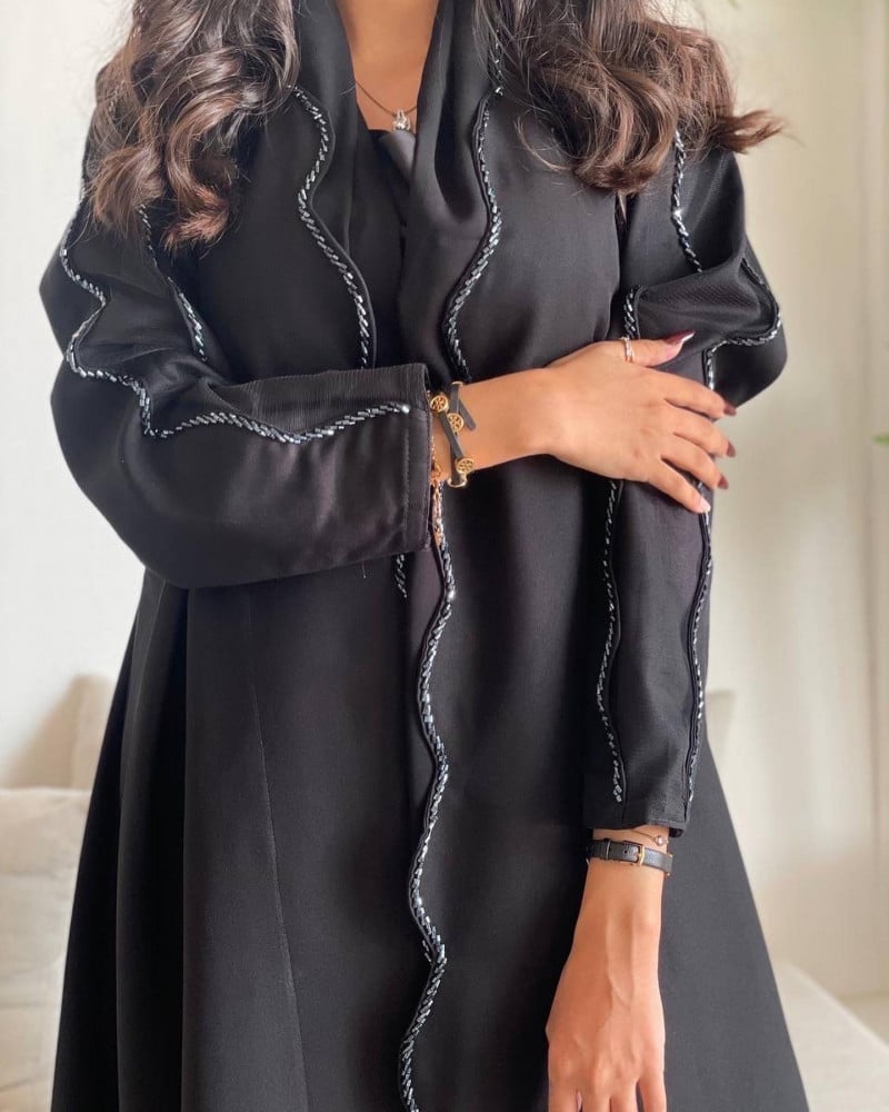 Crepe + hand embroidery in dark blue, black island with sleeves