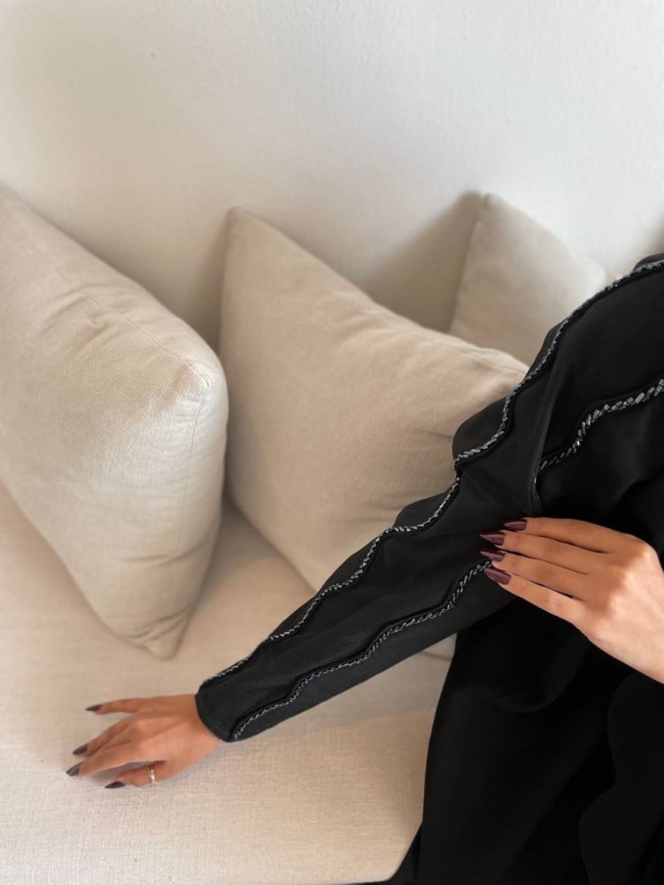Crepe + hand embroidery in dark blue, black island with sleeves