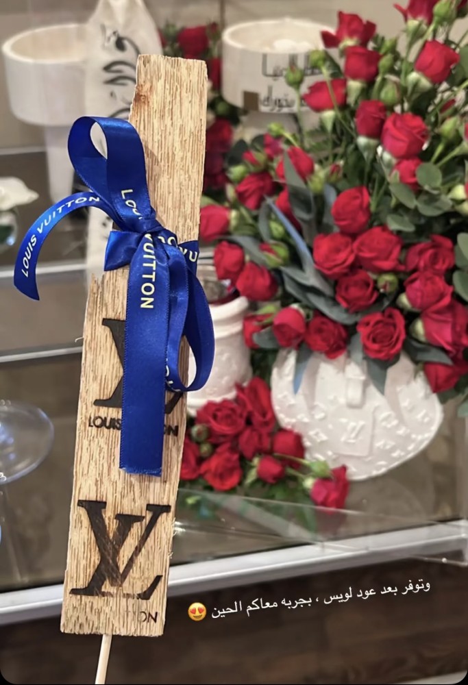 عود لويس فيتون طويل مع شريطه