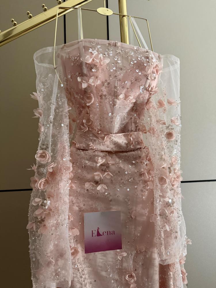 فستان وردي فاتح بقصة مستقيمة مع شال تل مطرز واطلالة ناعمة للمناسبات
