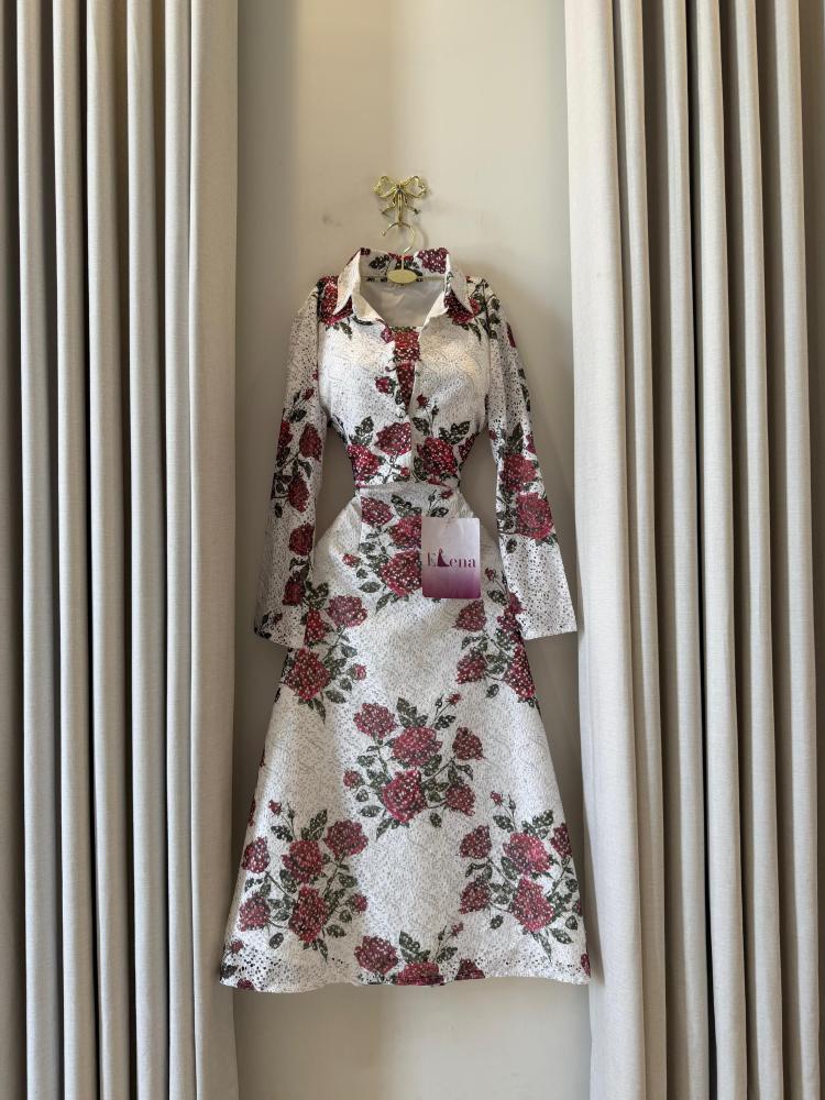 فستان ابيض دانتيل مزهر بورود حمراء بتصميم انثوي راقي للمناسبات