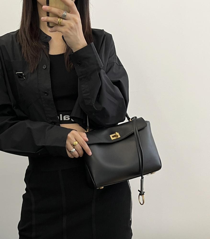 حقيبة-بالنسياقا