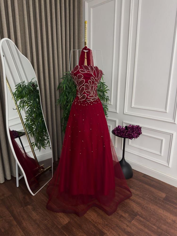 فستان احمر مزخرف بالخرز مع تنورة من التول وشال شيفون