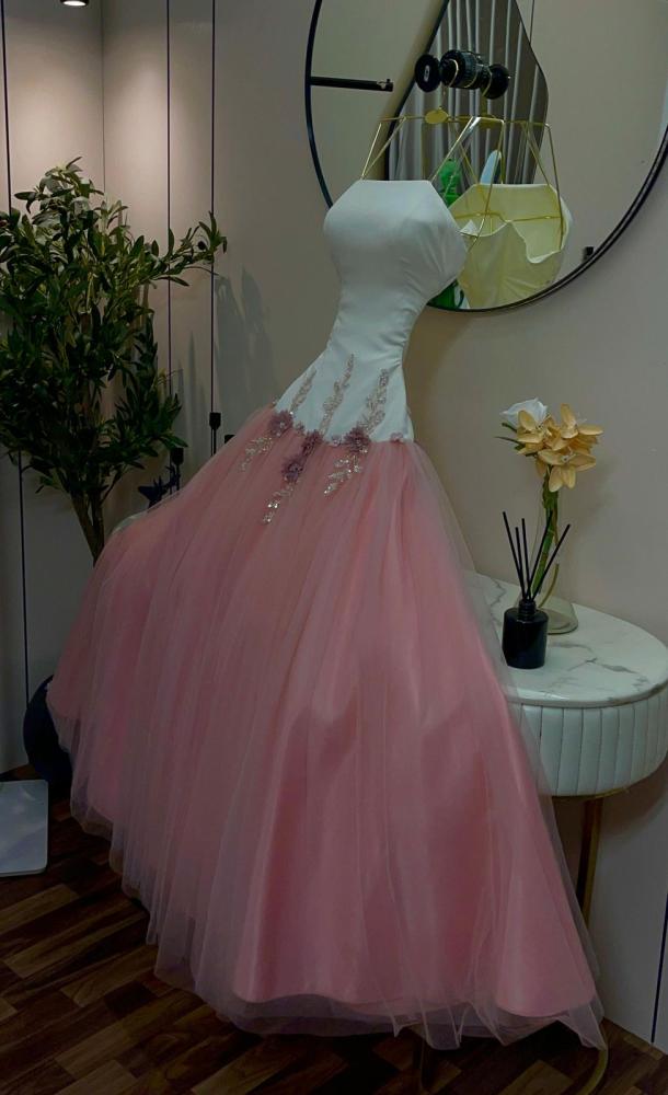 فستان سهرة بكتف strapless مع تنورة تويل وردية وزخارف زهرية لامعة