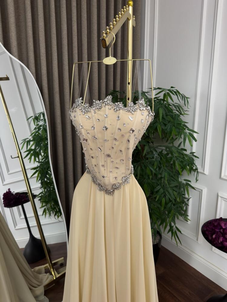 فستان سهرة طويل باللون الأصفر الزبدي مع تطريز لامع