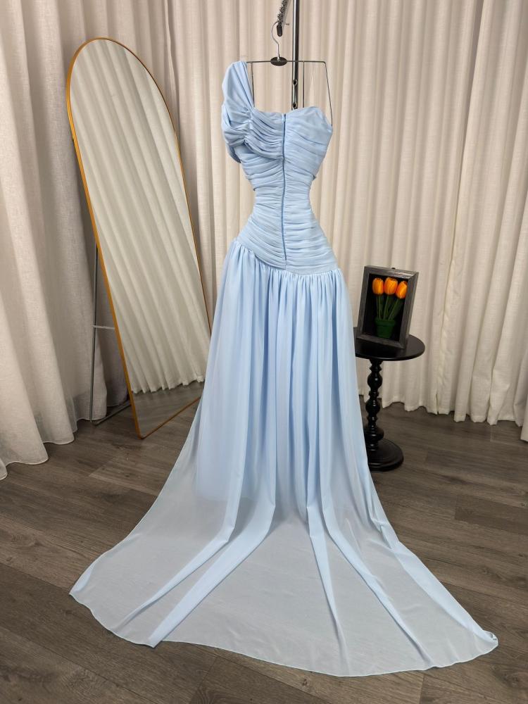 فستان سهرة أزرق بتصميم عصري وأنيق