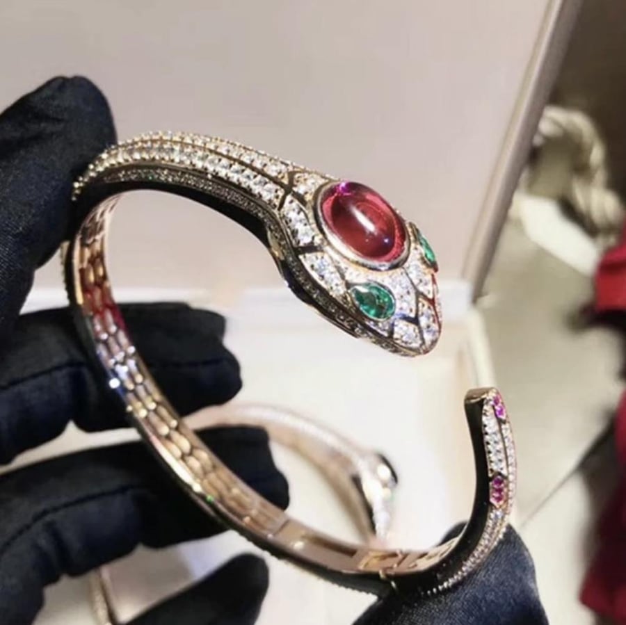 اسوار مطلي ومرصع بالالماس الصناعي