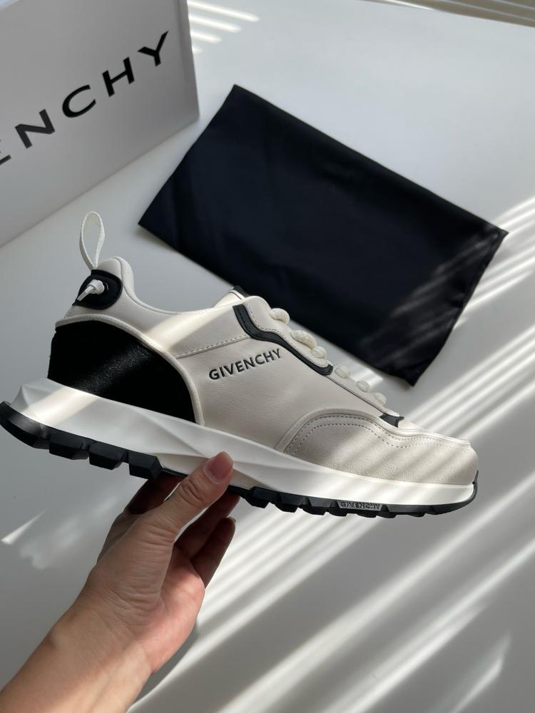 GIVENCHY