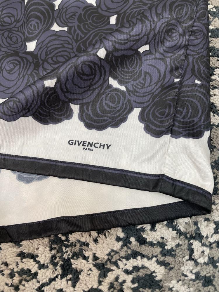 GIVENCHY
