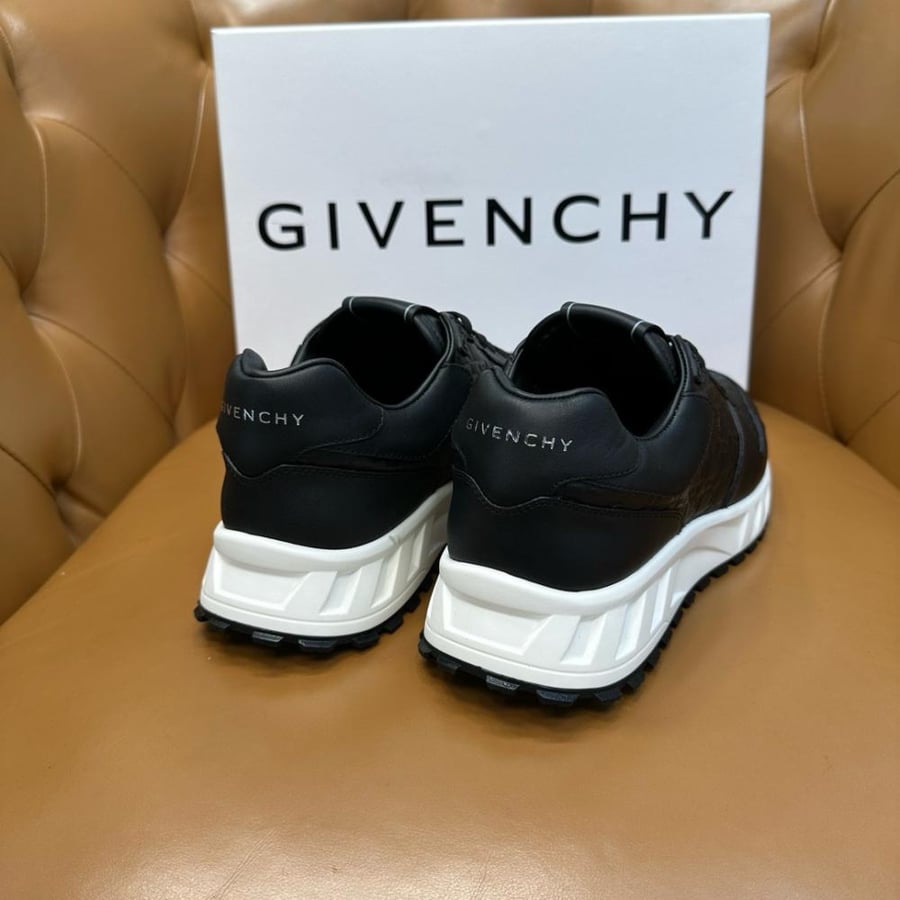 GIVENCHY