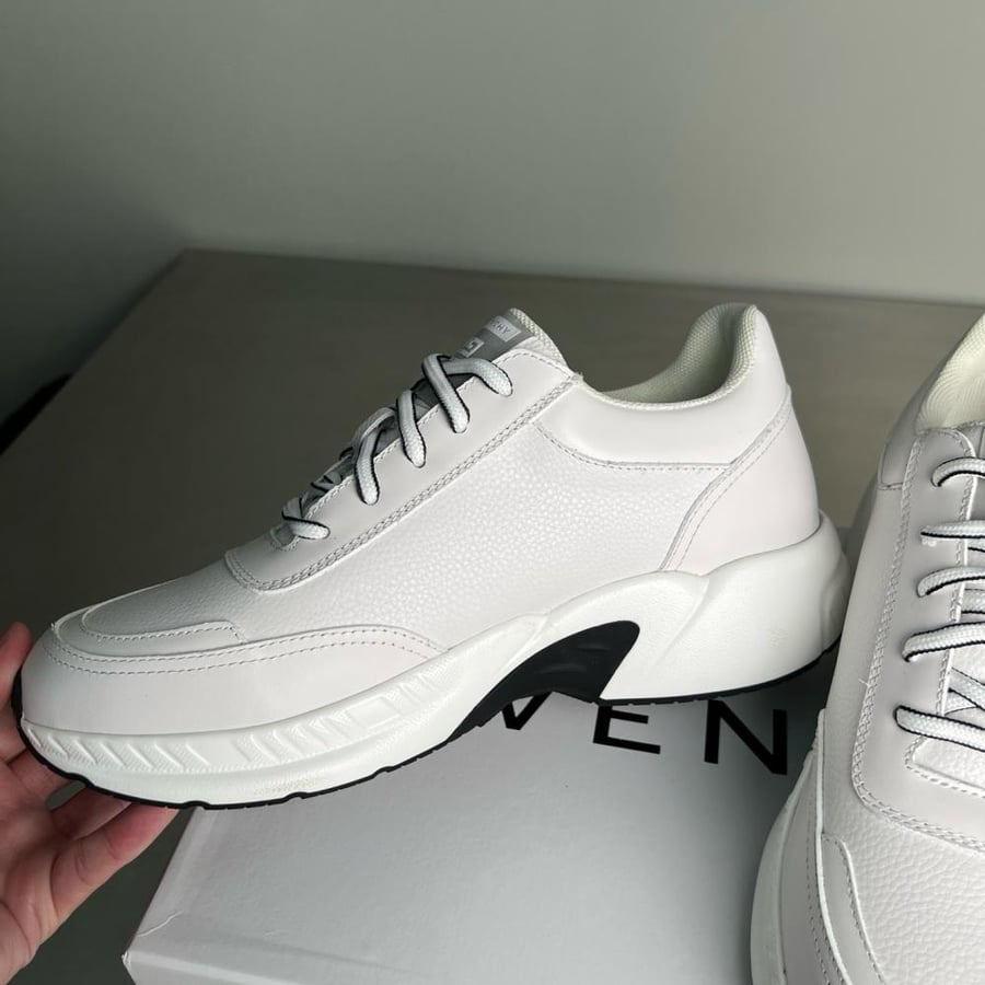 GIVENCHY