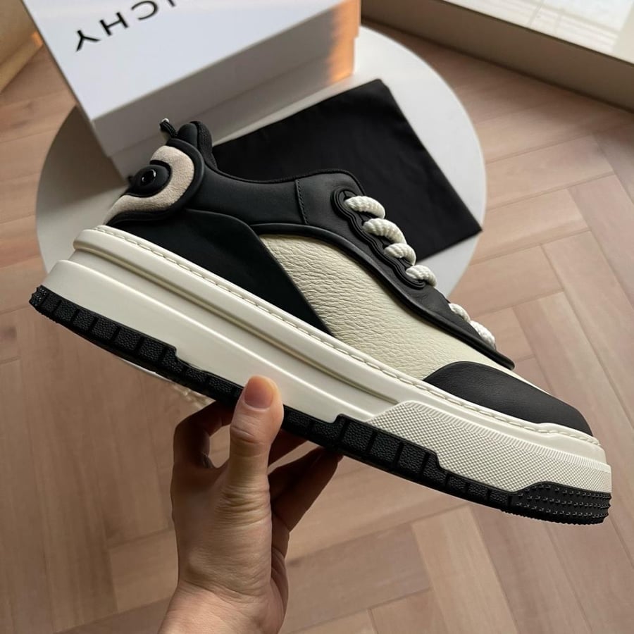 GIVENCHY