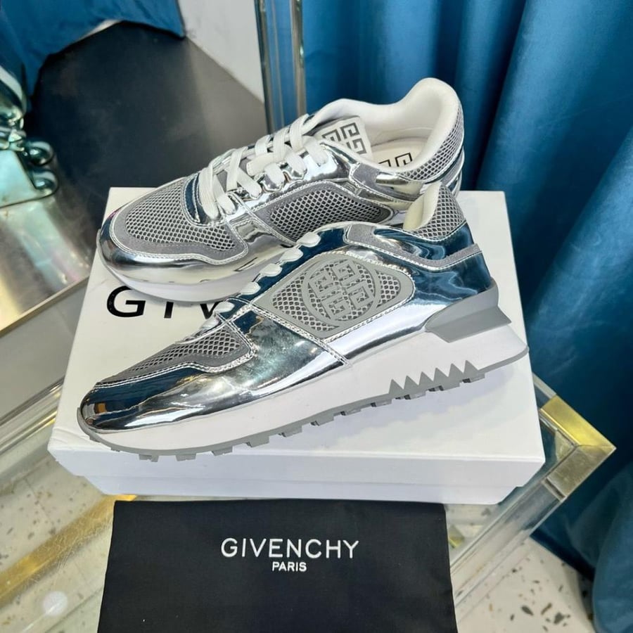 GIVENCHY