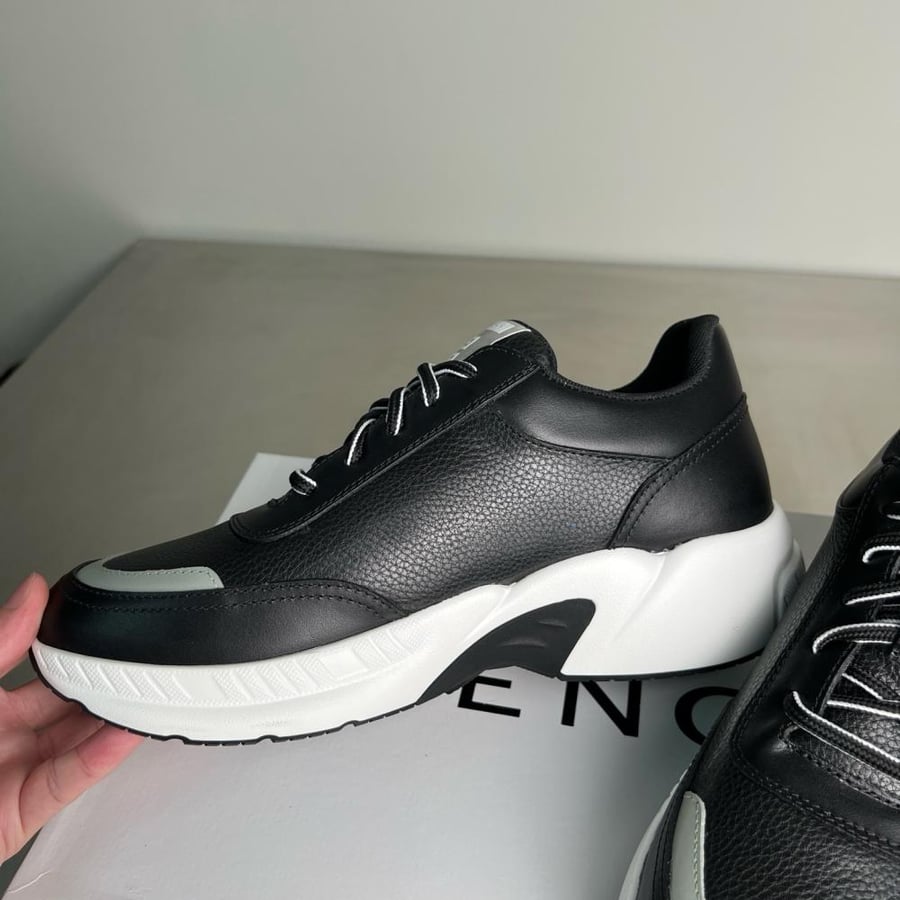GIVENCHY