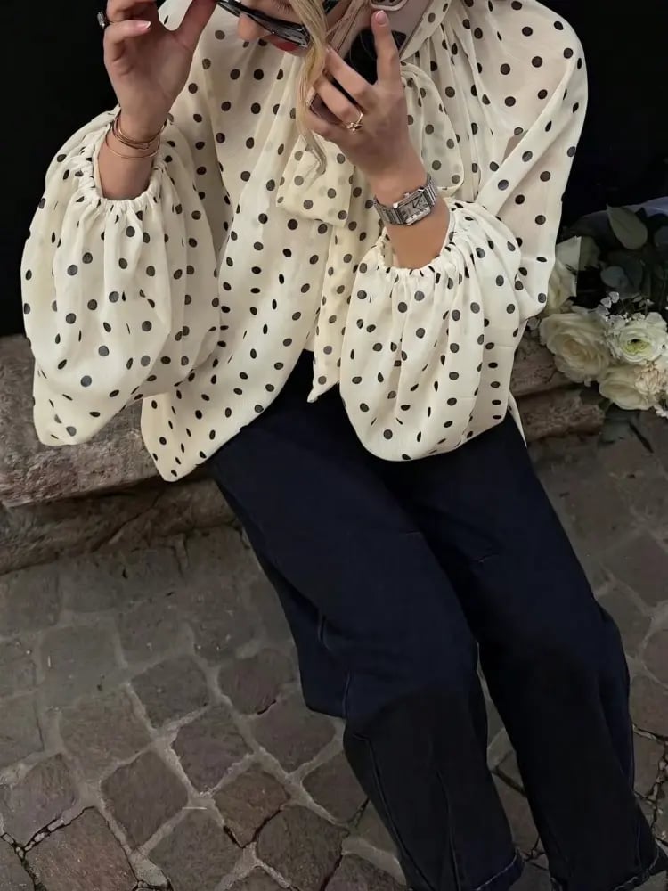بلوزة منقطة
