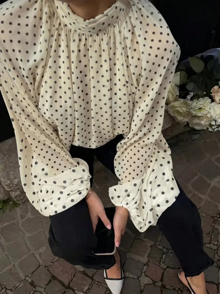بلوزة منقطة