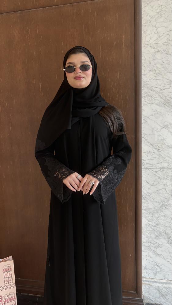 تفاصيل أكمام دانتيل عباية سوداء