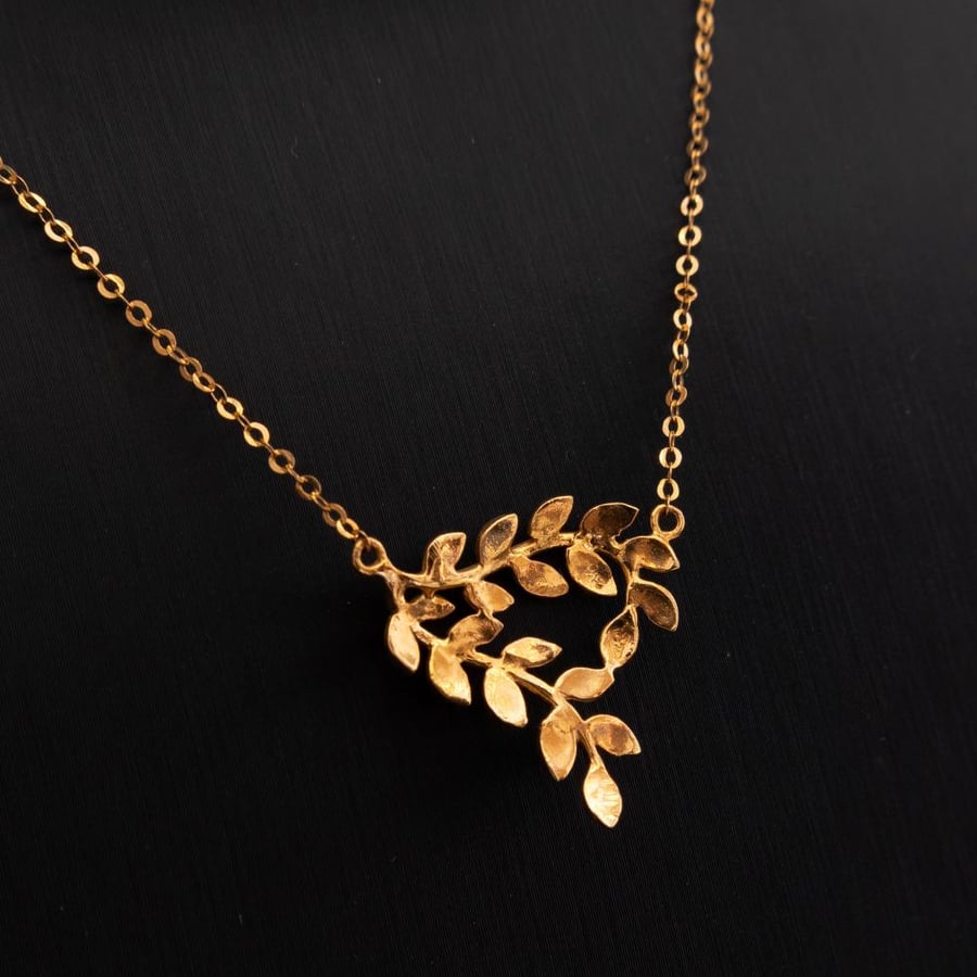 عقد ذهب عيار 21