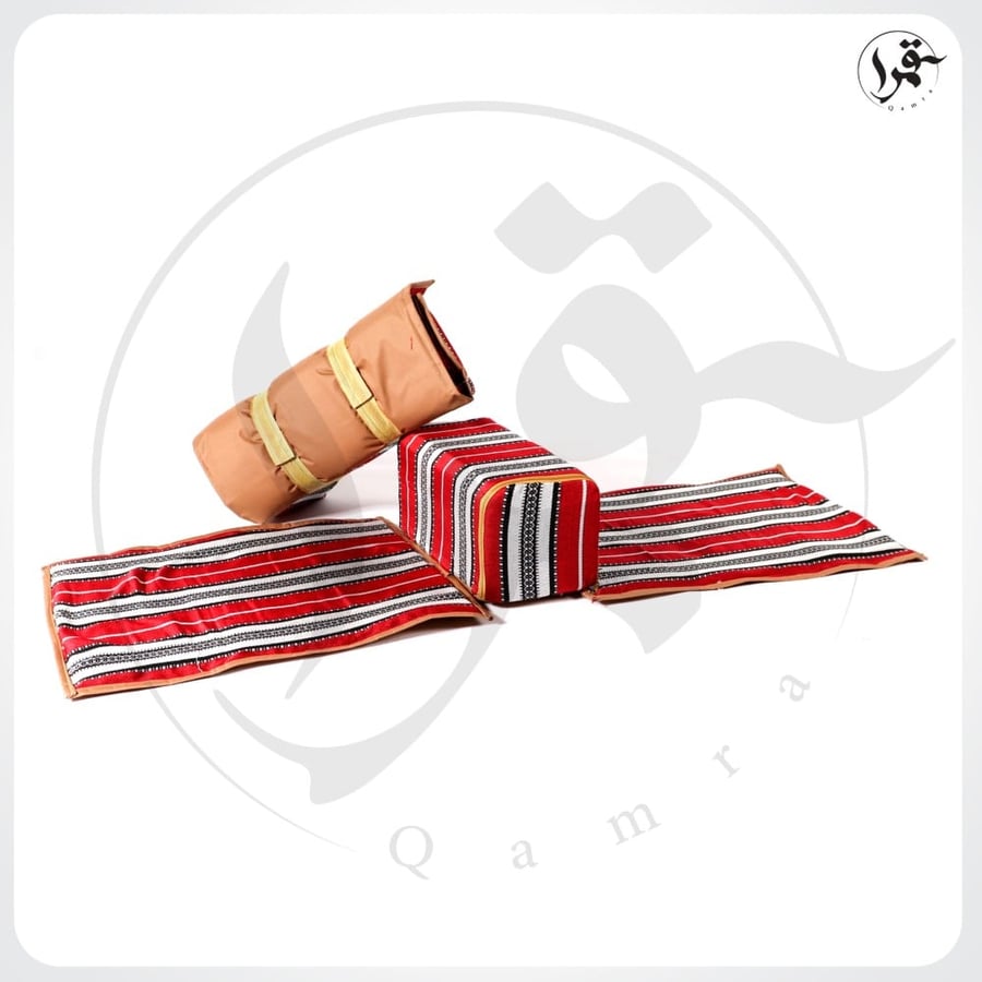 جلسة عربية مكونة من مركا وفرشة بلون أحمر وأبيض