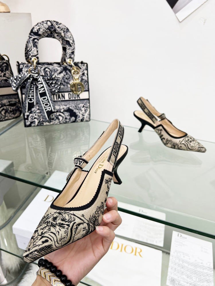 كعب dior