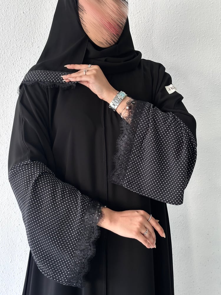 عباية أناقة بقطعة منقطة بالأبيض ودانتيل