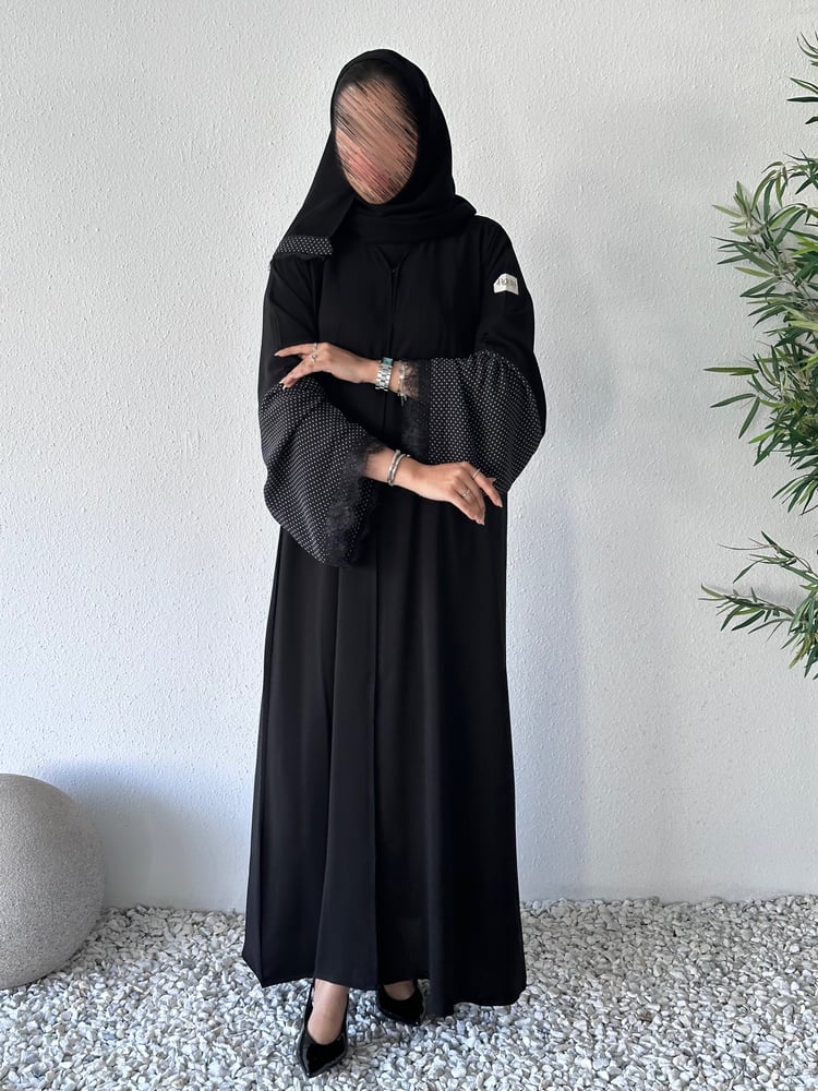 عباية أناقة بقطعة منقطة بالأبيض ودانتيل